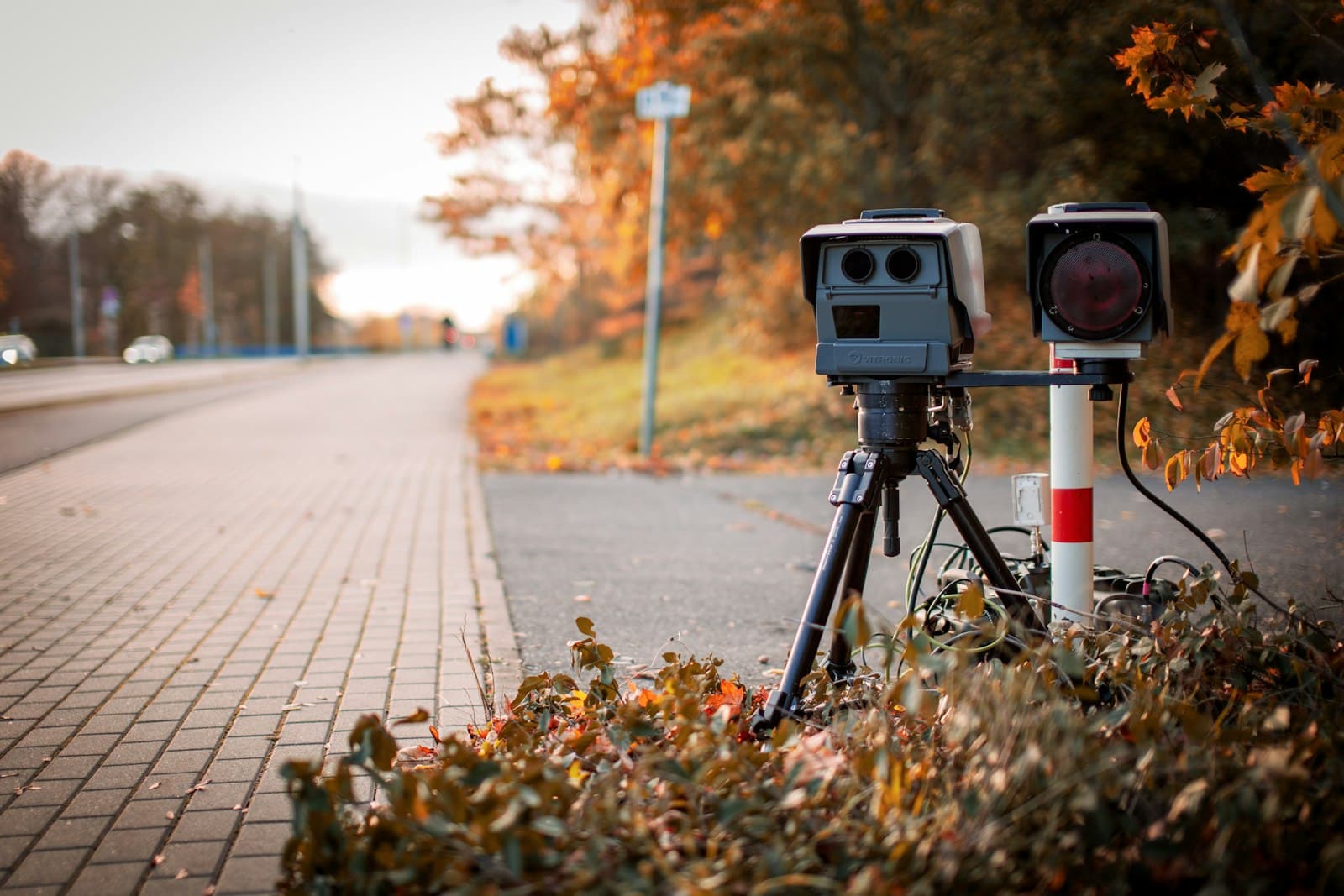 Mobiler Blitzer am Straßenrand